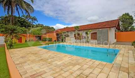 CASA à venda com piscina e 3 quartos em Peruíbe, no bairro Maria H Novaes