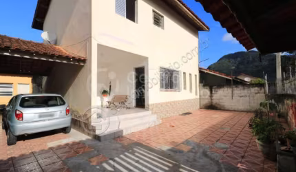 CASA à venda com 4 quartos em Peruíbe, no bairro Centro