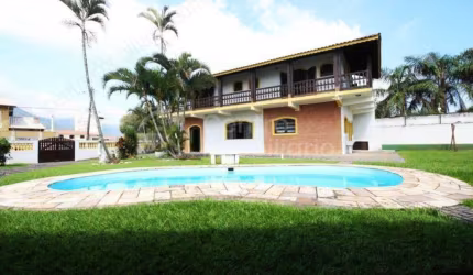 CASA à venda com piscina e 4 quartos em Peruíbe, no bairro Centro