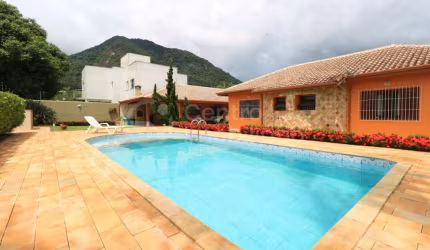 CASA à venda com piscina e 2 quartos em Peruíbe, no bairro Guarau