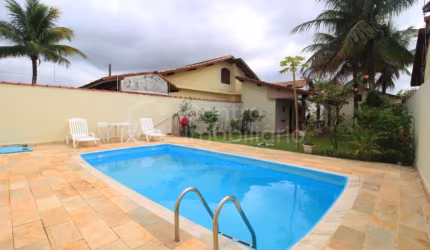 CASA à venda com piscina e 3 quartos em Peruíbe, no bairro Jardim Três Marias