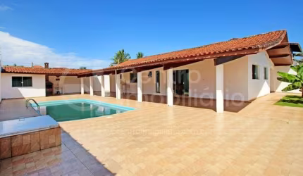 CASA à venda com piscina e 4 quartos em Peruíbe, no bairro Jardim Três Marias