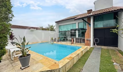 CASA à venda com piscina e 3 quartos em Peruíbe, no bairro Parque Balneario Oasis