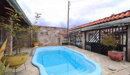 CASA à venda com piscina e 3 quartos em Peruíbe, no bairro Centro