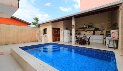 CASA à venda com piscina e 3 quartos em Peruíbe, no bairro Balneario Arpoador
