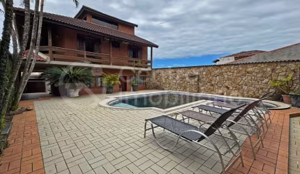 CASA à venda com piscina e 4 quartos em Peruíbe, no bairro Maria H Novaes
