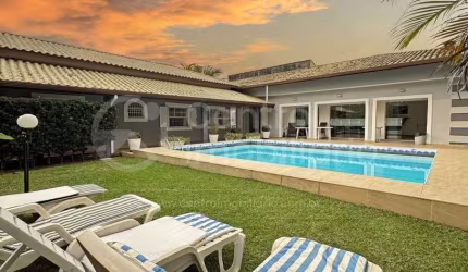 CASA à venda com piscina e 3 quartos em Peruíbe, no bairro Parque Balneario Oasis