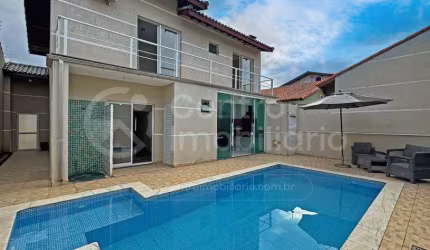 CASA à venda com piscina e 3 quartos em Peruíbe, no bairro Jardim Imperador