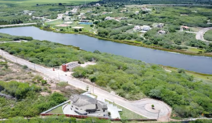 Terreno no Lagoa do Mato com 821m² com frente para lagoa.