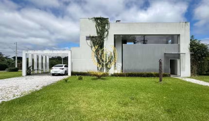 Casa semi-mobiliada em condomínio.