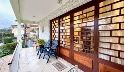 Casa para Venda em Teresópolis, VÁRZEA, 6 dormitórios, 2 suítes, 5 banheiros, 2 vagas