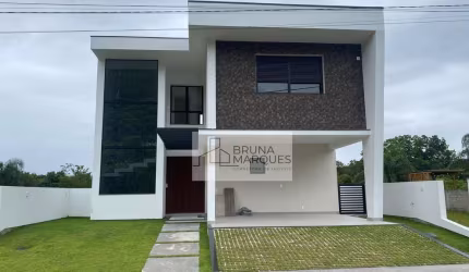 Conheça esta espetacular casa à venda em uma localização diferenciada entre Jurerê e Canasvieiras!