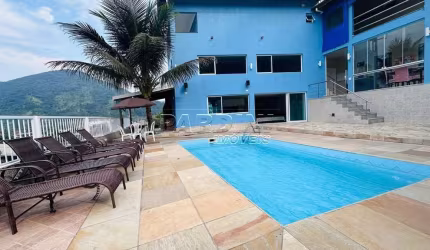 Linda casa assobradada com 5 dormitórios, espaço gourmet e piscina, na praia do Perequê-Mirim em Ubatuba!