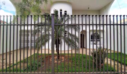 Sobrado à venda em Maringá, Jardim América, com 4 quartos, com 241.8 m²