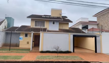 Sobrado à venda em Maringá, Zona 04, com 3 quartos, com 287.81 m²