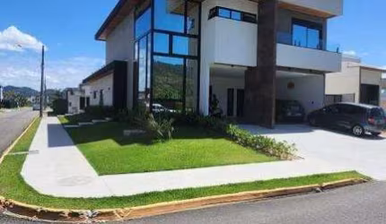 Casa de alto padrão à venda no Condomínio Caledônia Private Village em Camboriú.