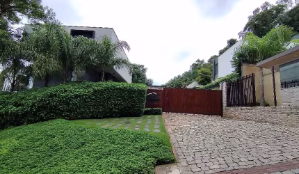 Casa em condomínio fechado semimobiliada com 3 quartos sendo 1 suíte master e 2 demi-suites  no bairro América em Joinville SC. Por R$3.200.000,00