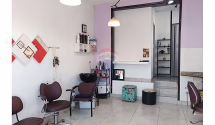 Casa no Centro de Atibaia: Ideal para Moradia e Trabalho com ambiente para Escritório e Salão Comercial