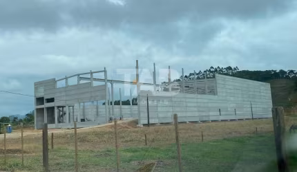 Galpão com 5.597,72m2 bem localizado para locação em Itajaí