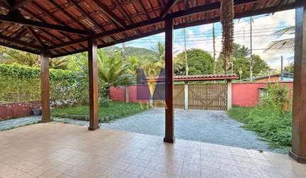 Casa térrea à venda a 170 metros da Praia da Enseada.