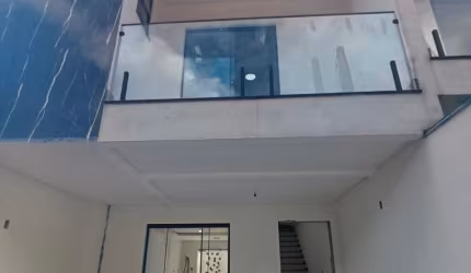 SOBRADO EM FASE FINAL DE ACABAMENTO NA PARTE ALTA DO BAIRRO SANTA REGINA EM CAMBORIU