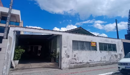 TERRENO COM CASA DE MADEIRA NO BAIRRO AREIAS EM CAMBORIÚ