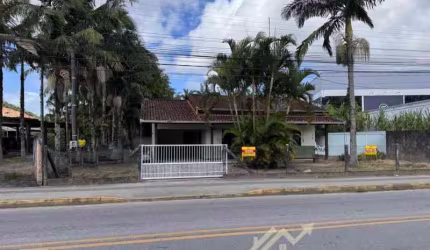 CASA AMPLA COM PISCINA E BEM LOCALIZADA NO BAIRRO RIO PEQUENO EM CAMBORIÚ