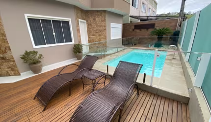 LINDA CASA MOBILIADO E COM PISCINA LOCALIZADA NO BAIRRO SÃO FRANCISCO DE ASSIS EM CAMBORIÚ