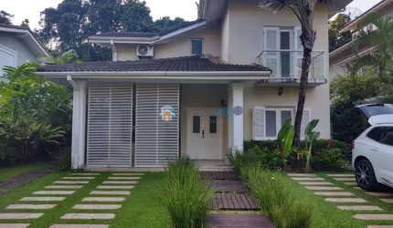 Casa Exclusiva em Condomínio na Praia da Baleia: 5 Suítes com Piscina e Área Gourmet a 300m do Mar