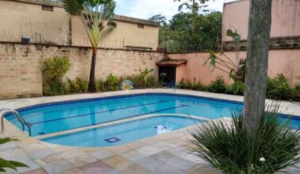 Casa em Camburizinho, 4 Dorm (2 suítes), Condomínio,  Piscina compartilhada, Ar condicionado, Churrasqueira privativa, 150M da praia, até 10 pessoas