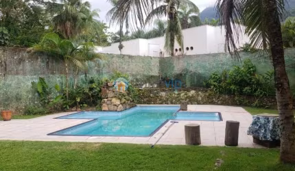 Maresias - Casa 4 Dorm - (2 suítes)- até 12 pessoas, piscina, churrasqueira, Ar condicionado em um Quarto, 1600 metros da praia Casa bem mobiliada  Piscina grande privativa com cascata   Chur
