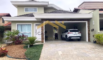 Linda casa em condomínio fechado no bairro Iririú em Joinville!