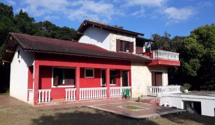 Vende ótima casa de 3 dormitórios, sendo 1 suíte,  amplo living, sacada, garagem coberta. Terreno amplo e todo cercado. Agende sua visita e venha conferir com nossa equipe!