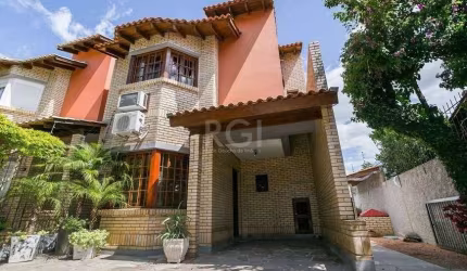 Ótima casa com 3 dormitórios no Guarujá! São 147m² distribuídos em 2 pavimentos, sendo no primeiro amplo living para 2 ambientes com lareira ecológica, lavabo, varanda com churrasqueira, cozinha espaç