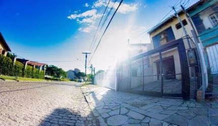 Magnífica casa em condomínio na Zona Sul de Porto Alegre&lt;BR&gt;&lt;BR&gt;No primeiro pavimento living 2 ambientes com com churrasqueira fogão a lenha lavabo, ampla sala  e cozinha com acesso direto