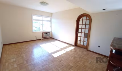 Amplo apartamento de 92 m² privativos no 7º andar e 2 elevadores. Ensolarado e possui  3 dormitórios com dependência completa. Possui  amplo living para dois ambientes, integrada com a cozinha estilo 