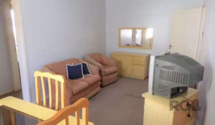 Ótimo apartamento no bairro Santa Cecília, próximo do Zaffari, de 2 dormitórios, frente, desocupado, sol da manhã. Possui sala ampla para 2 ambientes, 2 dormitórios sendo 1 com sacada, banheiro com bo