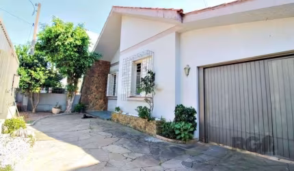 Ampla casa iluminada e arejada com quatro dormitórios sendo duas suítes, banheiros social, sala de estar, sala de jantar, sala de televisão com lareira, churrasqueira, cozinha, lavanderia, depósito, e