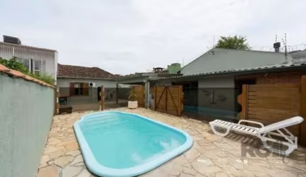 Ótima casa com 03 dormitórios, sendo 01 deles uma suíte com closet, além de um escritório. Possui peças amplas, piscina e uma área com churrasqueira. Nos fundos, há uma edícula com banheiro, sala e co