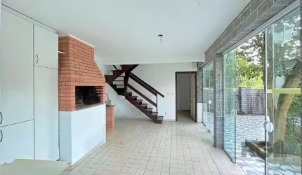 Casa com 3 dormitórios, sendo 1 suíte com acesso ao pátio, closet e persiana elétrica. Amplo living para 2 ambientes, cozinha estilo americana, banheiro social, depósito, lareira. Nos fundos, edícula 