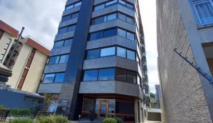 Apartamento, com 3 dormitorios sendo um suíte com Closet, living com 3 ambientes, sendo sala de estar com lareira, jantar e espaço gourmet com churrasqueira, cozinha planejada, 2 banheiros, 1 lavabo, 