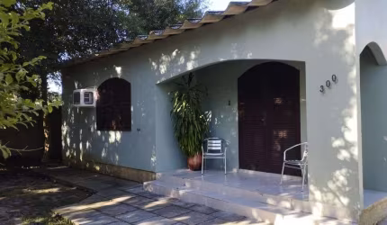 Casa com 4 quatros, um deles uma suíte; espaço para 2 carros em garagem coberta. &lt;BR&gt;A casa possui um pátio grande com bastante espaço.&lt;BR&gt;Localizada em um ótimo espaço, próximo à praia da