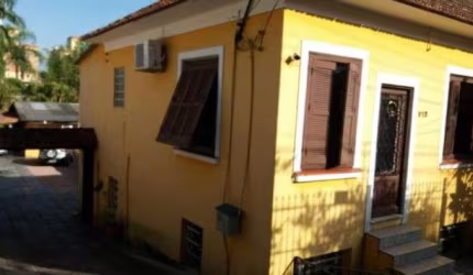 Casa antiga num terreno gigante de 660m² (10x66m). Na casa principal são 2 dormitórios, banheiro, sala, cozinha no pavimento superior, com um grande depósito no térreo que pode ser convertido em mais 