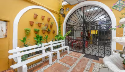 Imagine-se trabalhando em um ambiente que inspira produtividade, criatividade e conforto. Esta casa comercial excepcionalmente bem localizada no bairro Menino Deus é uma oportunidade imperdível para e