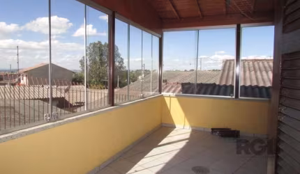 Casa de 250m², com 3 dormitórios sendo 1 suíte, banheiro social, cozinha, área de serviço separada, sala ampla, salão de festas com churrasqueira no andar de cima e garagem coberta para 2 vagas.&lt;BR