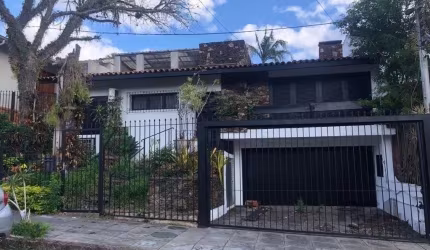 Esta deslumbrante casa desocupada oferece um padrão construtivo de excelência. Com quatro suítes, pátio espaçoso, uma piscina convidativa, lavanderia, dependência de empregada e uma generosa garagem c