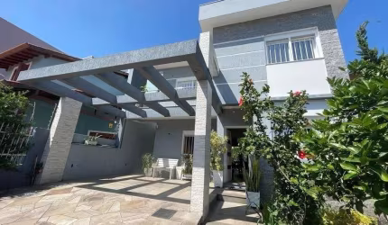 Excelente casa 3 Dormitórios no andar superior 01 suite ,closet sacada frente e fundos e Banheiro social. No andar inferior ambientes integrado, amplo pátio nos fundos com piscina ,árvores frutíferas.