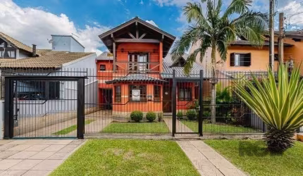 Excelente sobrado de 03 dormitórios, incluindo uma suíte com sacada, closet e banheira de hidromassagem. No térreo, destaca-se o living com 03 ambientes, lareira, lavabo, cozinha integrada, churrasque