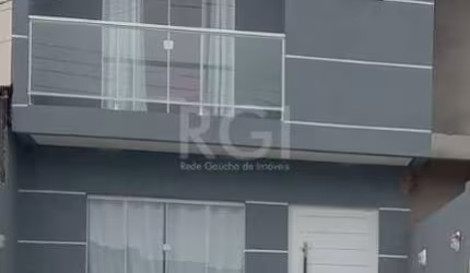 Vende-se ótimo tríplex com 3 dormitórios sendo uma suíte, ampla cozinha com área de serviço, 3 banheiros, amplo living 2 ambientes, vaga de garagem para até 2 carros, terraço aberto para salão de fest