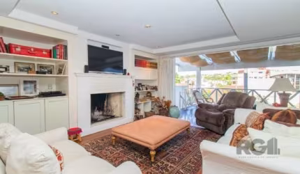 Belíssima casa no bairro Três Figueiras, próximo ao colégio Farroupilha, com 3 suítes (duas delas americanas).&lt;BR&gt;Living amplo com lareira e um varandão com vista para piscina, ampla copa/cozinh
